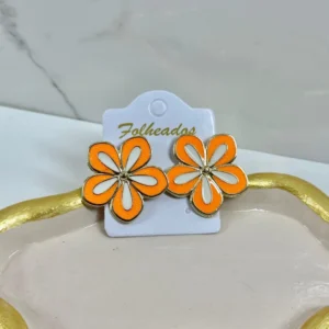 Flor redonda naranja con blanco