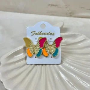 Mariposa colorida con detalle dorado