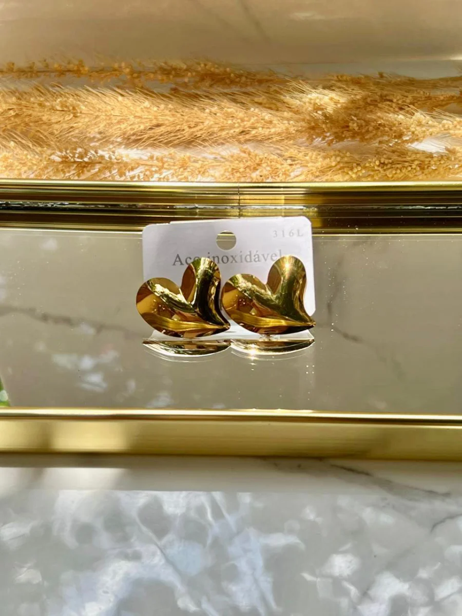 Corazón curvo dorado