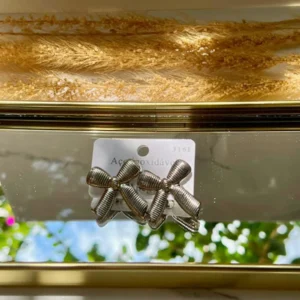 Corbatas con líneas plateadas