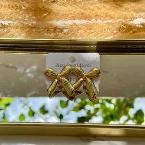 Corbatas con líneas doradas