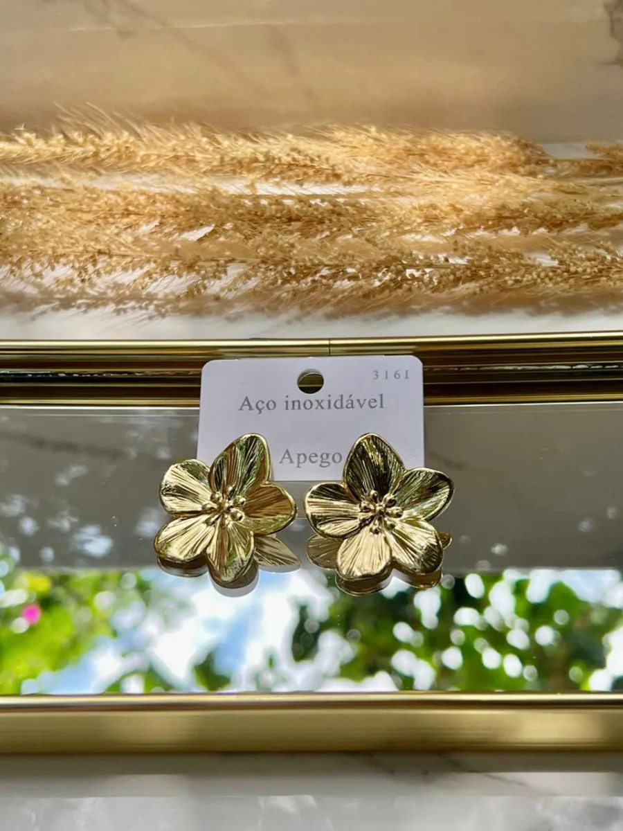 Flor mediana con linea doradas