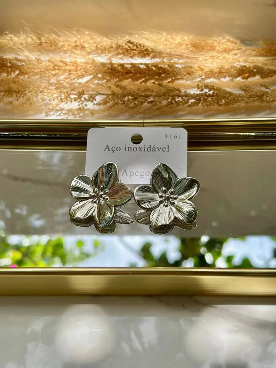 Flor mediana con linea plateado