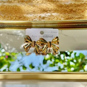 Moño liso con detalles dorado