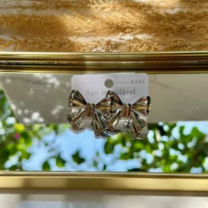 Moño liso con detalles plateado